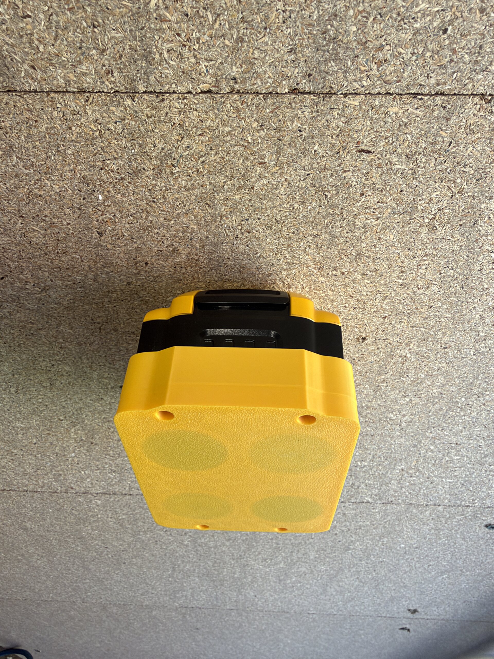 DeWalt 18V Battery Wall Mount 7 DeWalt 18V Battery Wall Mount - Image 7