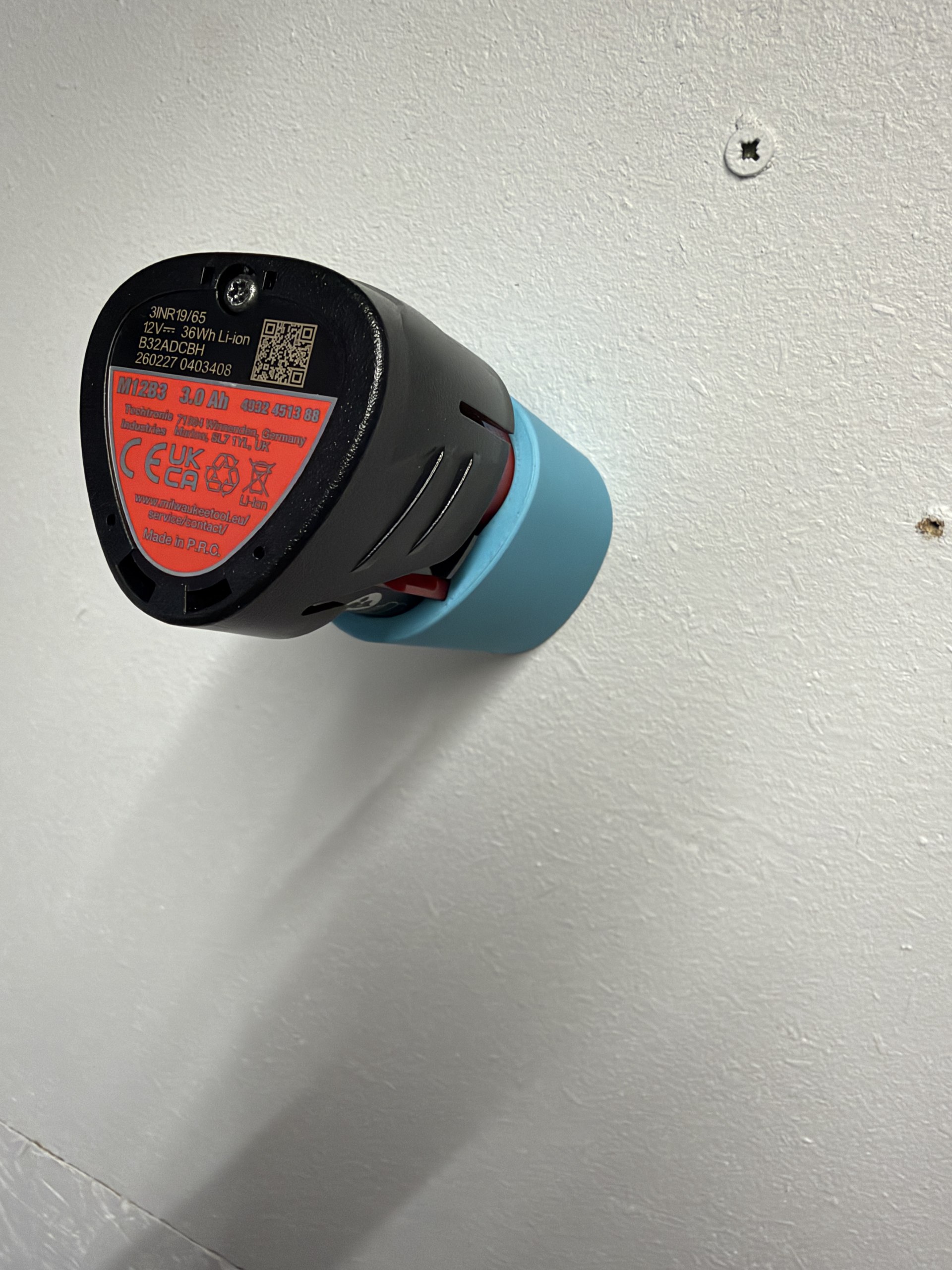 Milwaukee M12 Angled Battery Wall Holder 6 Milwaukee M12 Angled Battery Wall Holder – product detail 5