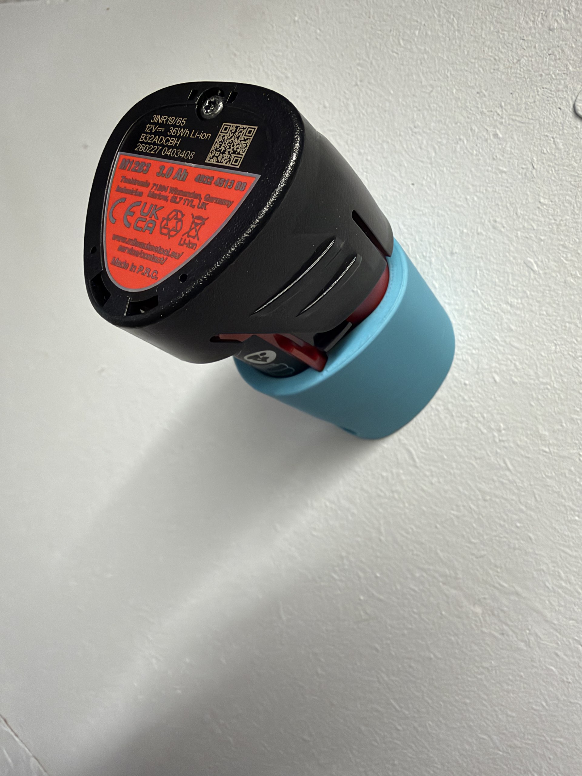 Milwaukee M12 Angled Battery Wall Holder 8 Milwaukee M12 Angled Battery Wall Holder – product detail 7